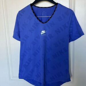 Beautiful Nike shirt, size L. Used, great condition
